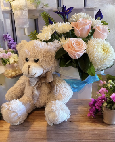BOX OF ARRANGED QUALITY FLOWERS INC ROSES - BEAUTIFUL NEW BABY FLOWERS AND TEDDY IN NEUTRAL COLOUR
TRENDING IN PASTEL COLOURS 
ROSES, IRIS, DISBUDS